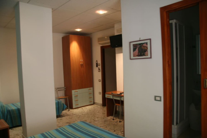 Room 4 of 36