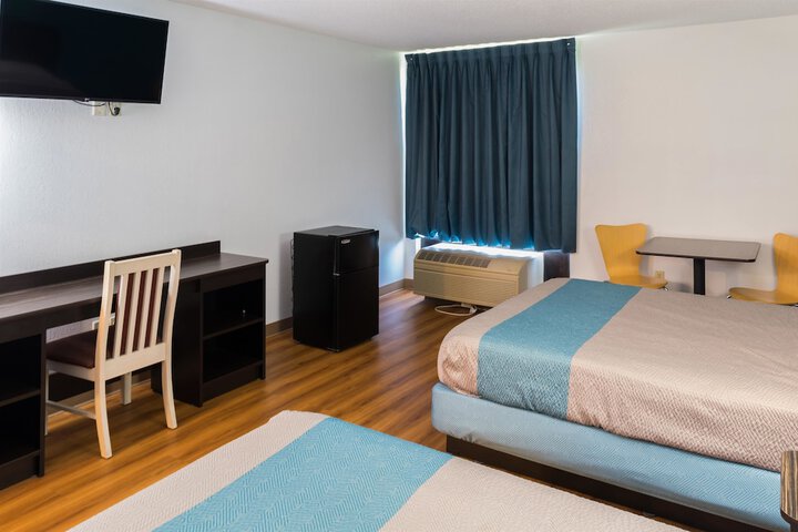 1 Queen Bed (8 of 8)