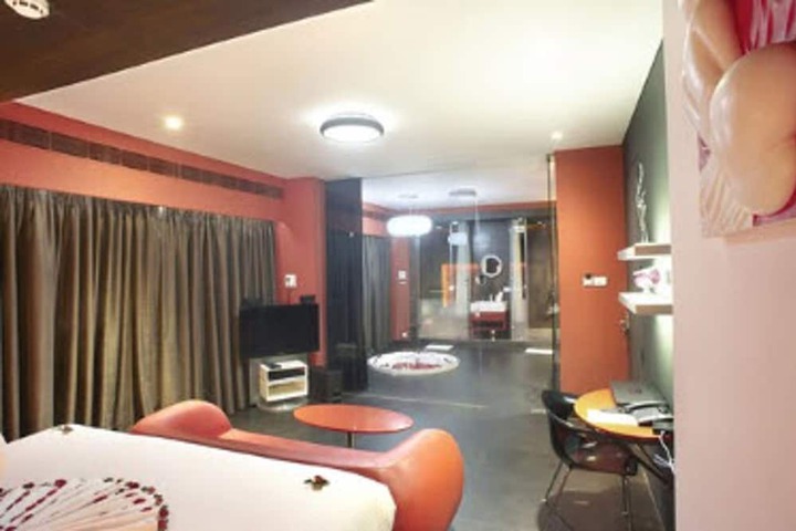 Room 11 of 90