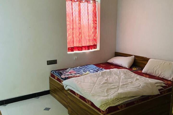 Room 6 of 9