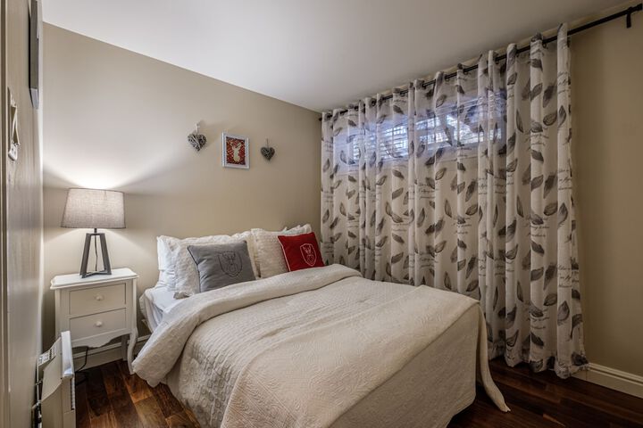 Room 10 of 142