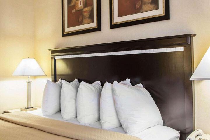 1 King Bed (1 of 10)