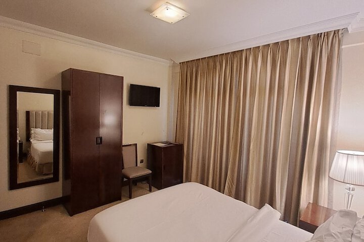 Room 17 of 28