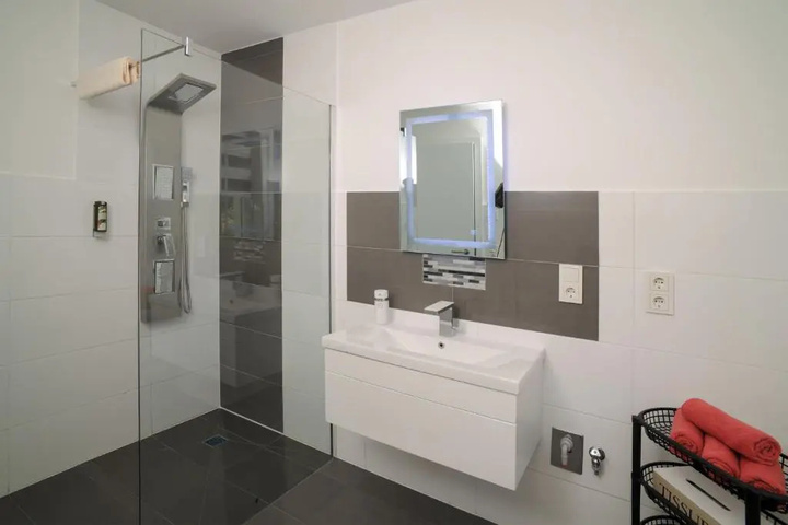 Room 7 of 18