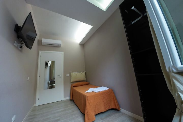 Room 10 of 17