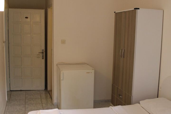 Room 10 of 28