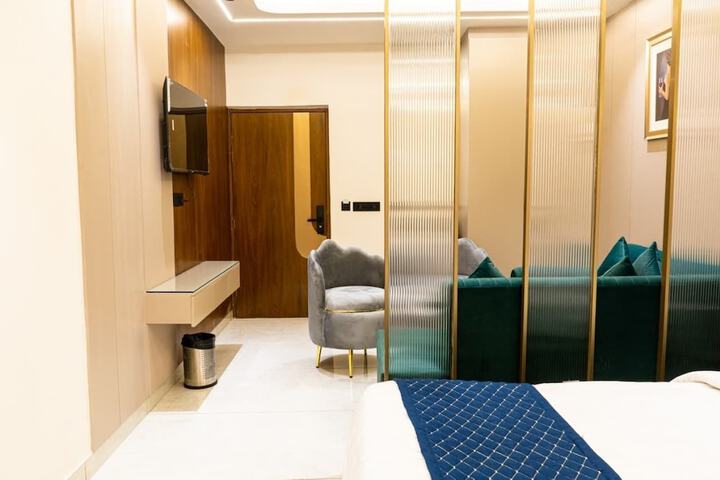 Room 5 of 10