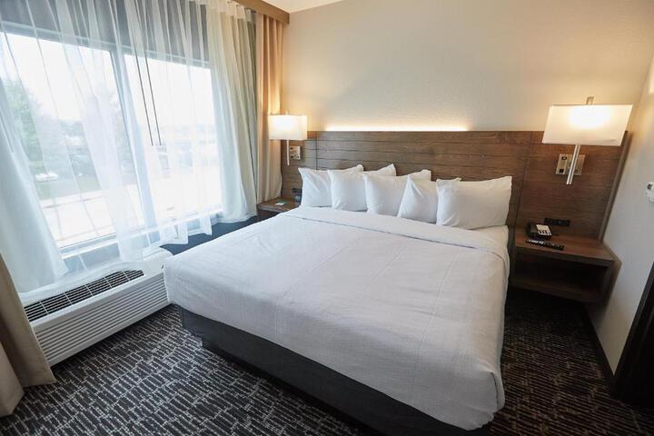 Business Studio Kingbed (6 of 12)