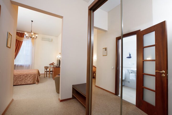 Room 25 of 46