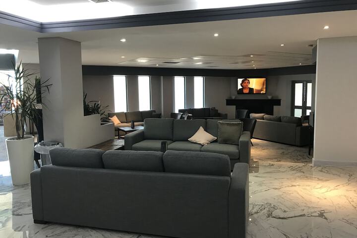 Lounge 50 of 54