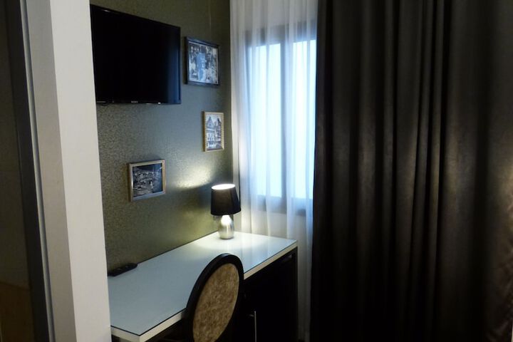 Room 35 of 193