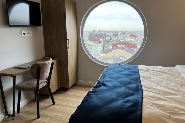 Room 6 of 19