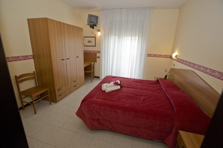 Room 7 of 33
