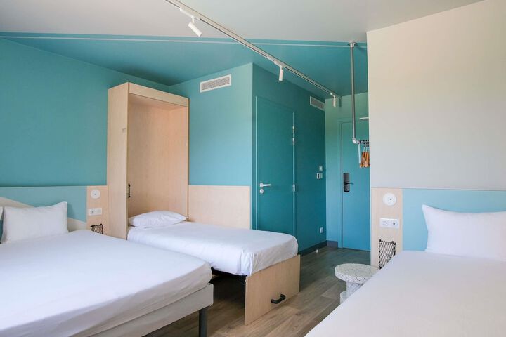 Room 17 of 76