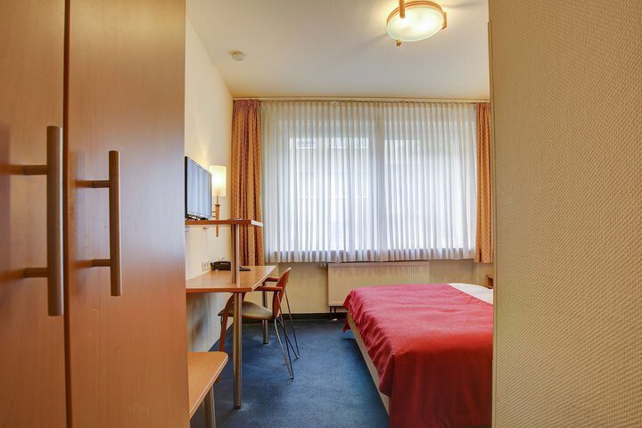 Room 11 of 33