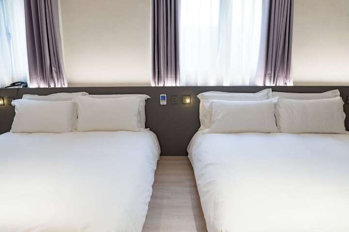 Room 13 of 83