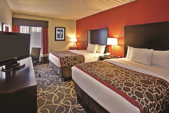 2 Queen Beds (2 of 5)