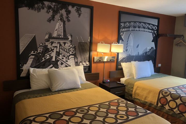 1 Queen Bed (9 of 18)