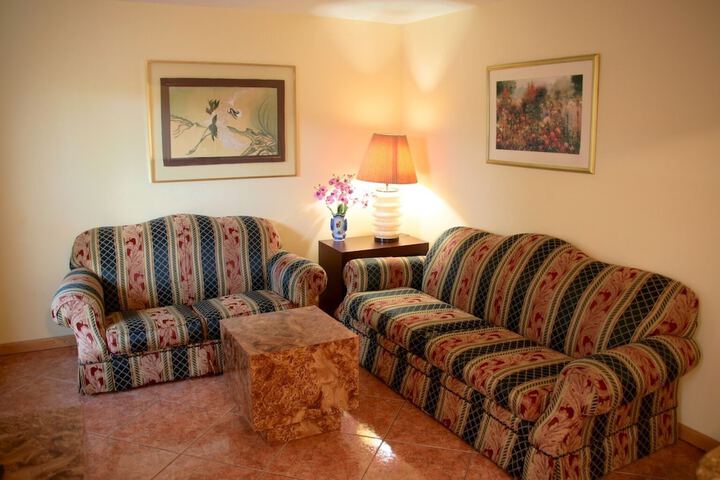 Room 32 of 48