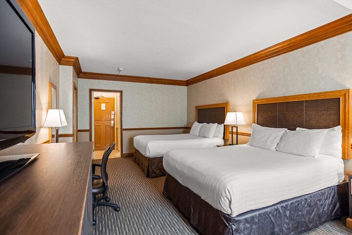 2 Queen Beds Electric Fireplace High Speed Internet Accessible Refrigerator, Coffee Maker Iron Full Breakfast (6 of 10)