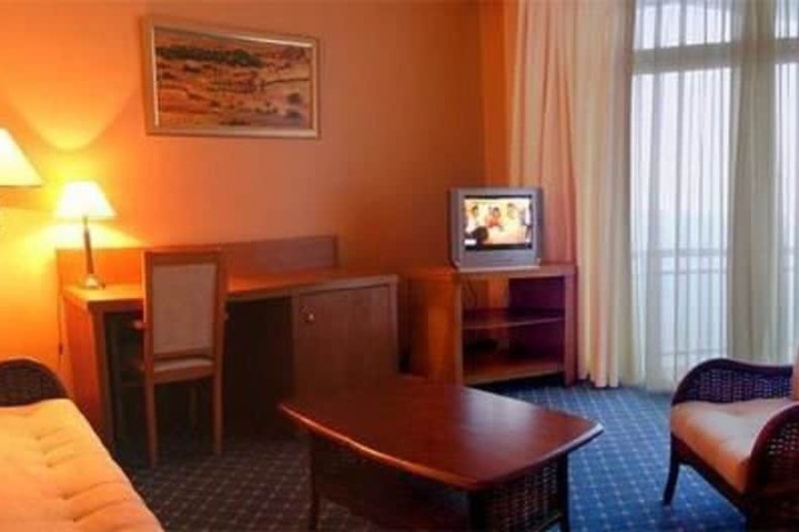 Room 11 of 38