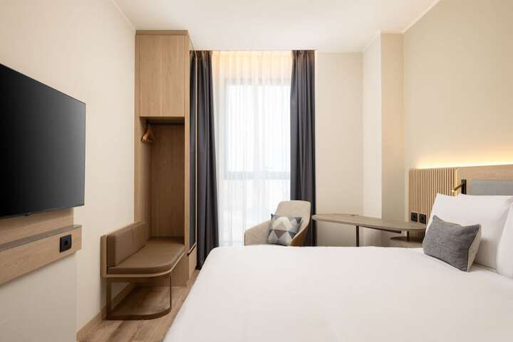 Room 32 of 80