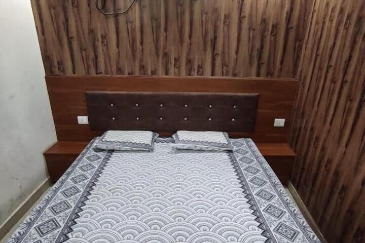 Room 4 of 12
