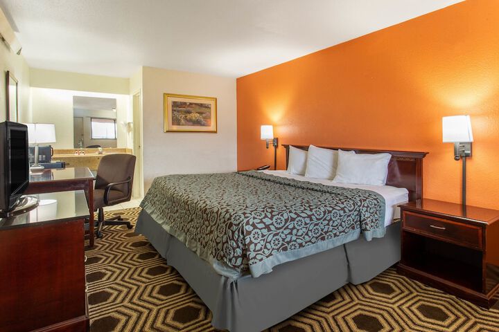 1 King Bed (3 of 8)