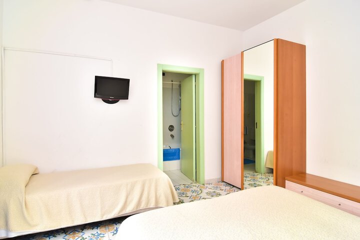 Room 5 of 107