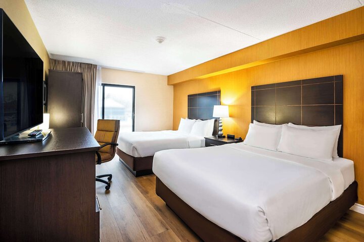 1 Queen Bed (5 of 14)