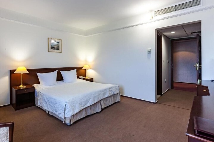 Room 6 of 34