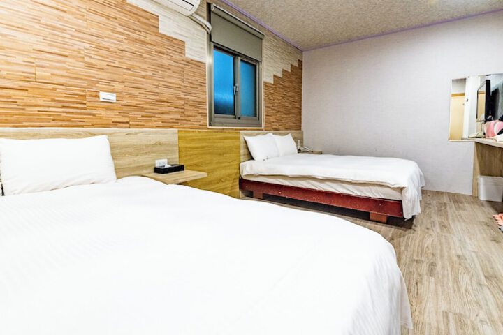 Room 25 of 38