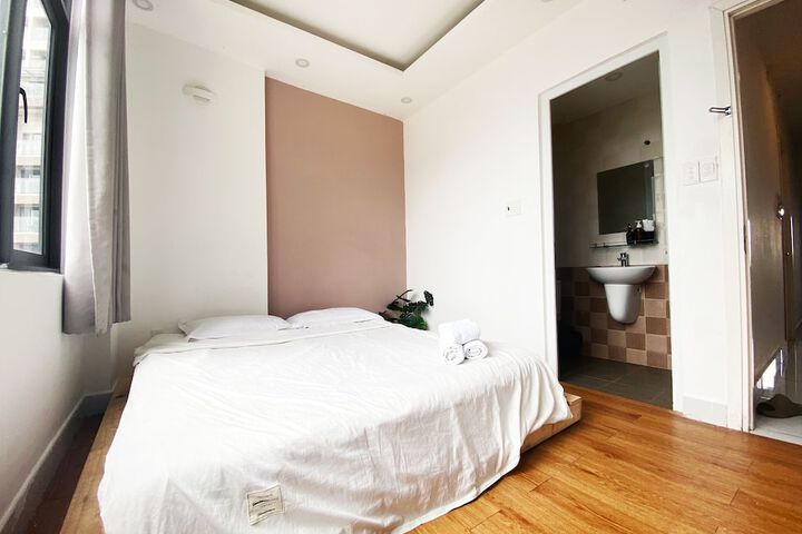 Room 5 of 16