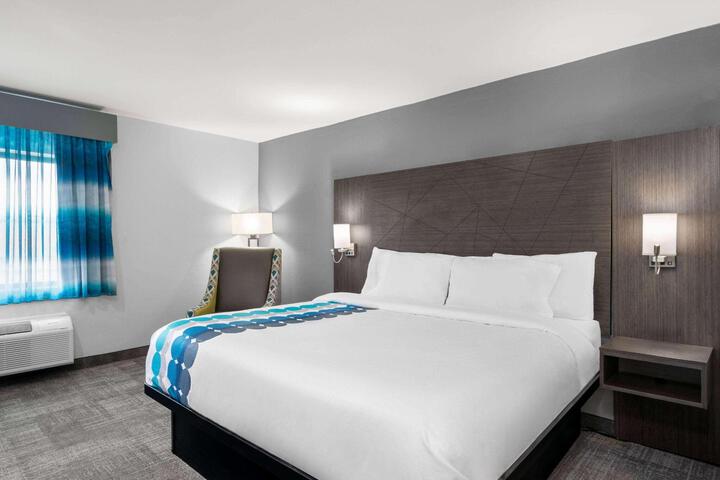 1 King Bed Deluxe Room (5 of 11)
