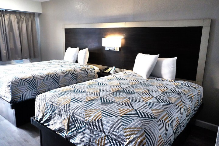 1 Queen Bed Micfridge (2 of 13)