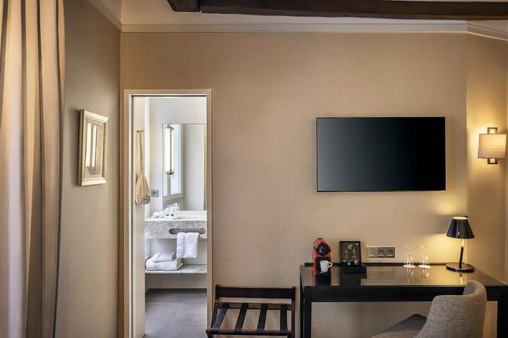 Room 32 of 83