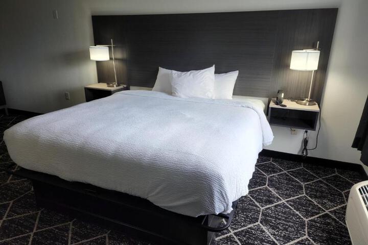 1 King Bed (5 of 13)