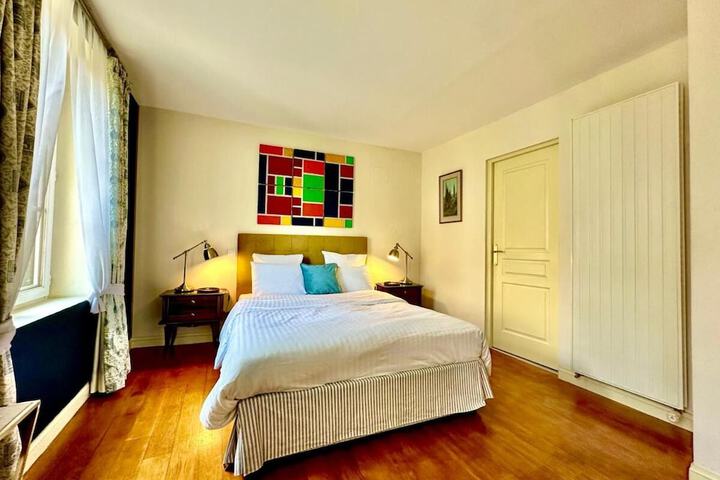 Room 6 of 12