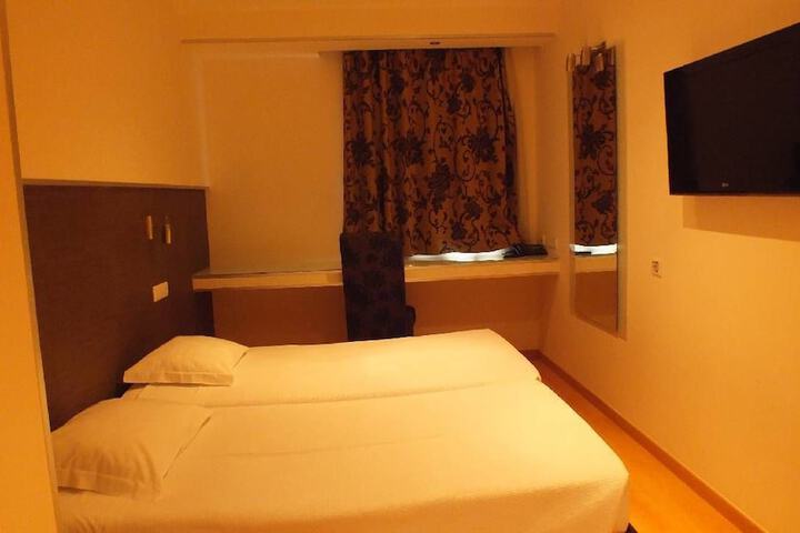 Room 7 of 44