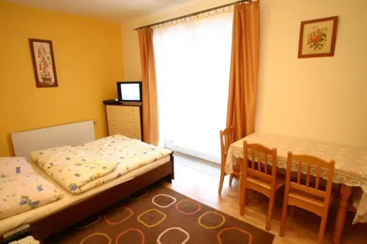 Room 6 of 10
