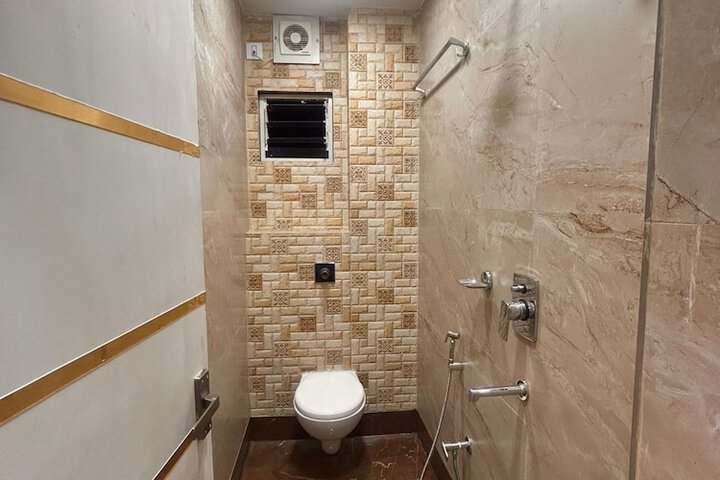 Room 10 of 13