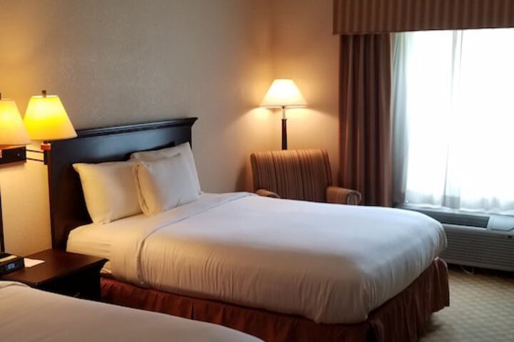 2 Queen Beds (1 of 8)
