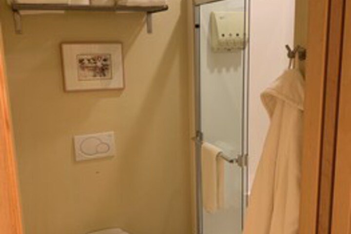 Room 8 of 34