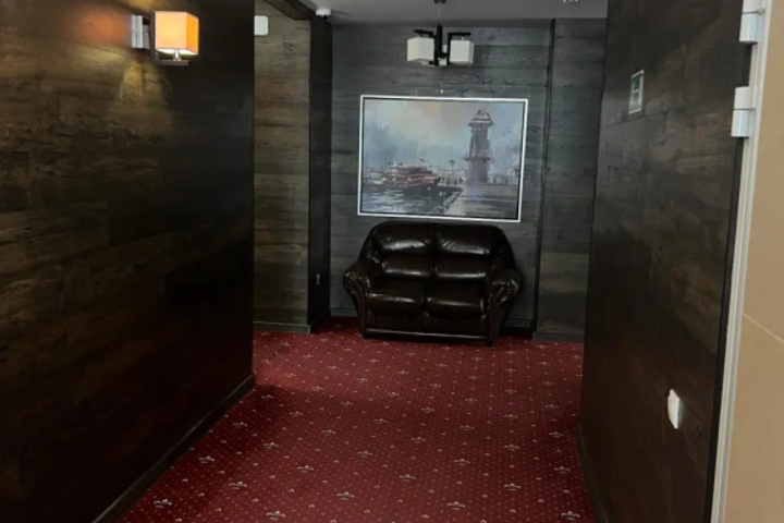 Room 5 of 9