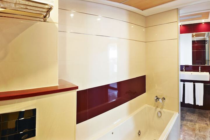 Jetted tub