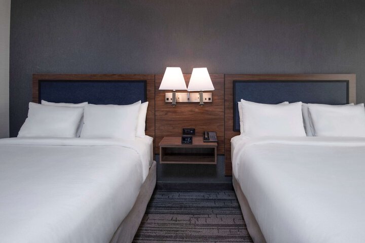 2 Queen Beds (3 of 5)