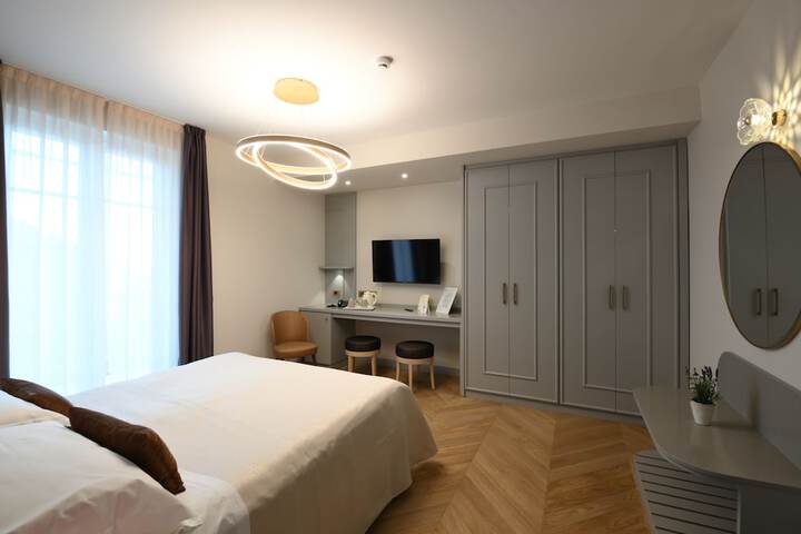 Room 33 of 111