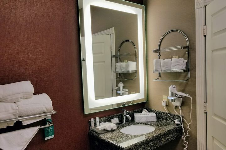 2 Bedrooms Suite King Bed 2 Queen Beds 2 Bathrooms Sofa Living Area Kitchen (21 of 22)