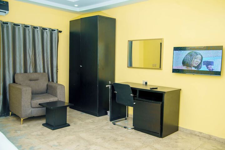 Room 9 of 32