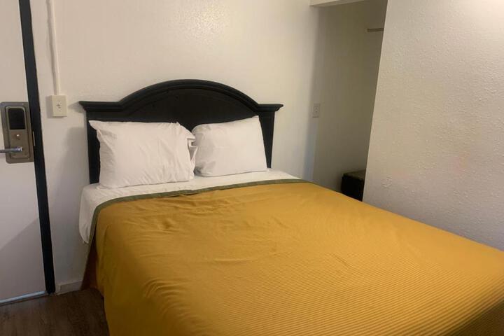 Deluxe Room 1 Queen Bed (4 of 6)